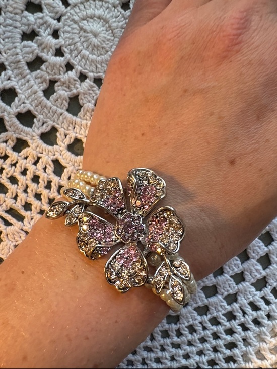 LC Lauren Conrad Jewelry - LC Lauren Conrad Pink Crystal Floral Pearl Bracelet